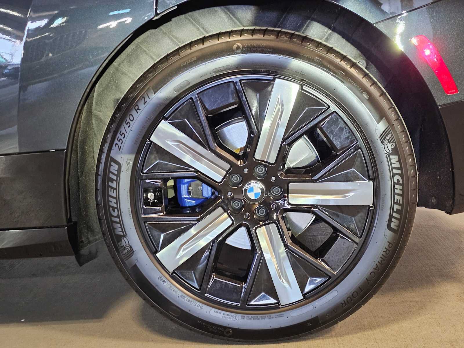 Used 2024 BMW iX xDrive50 w/ Premium Package AWD/4WD image 7