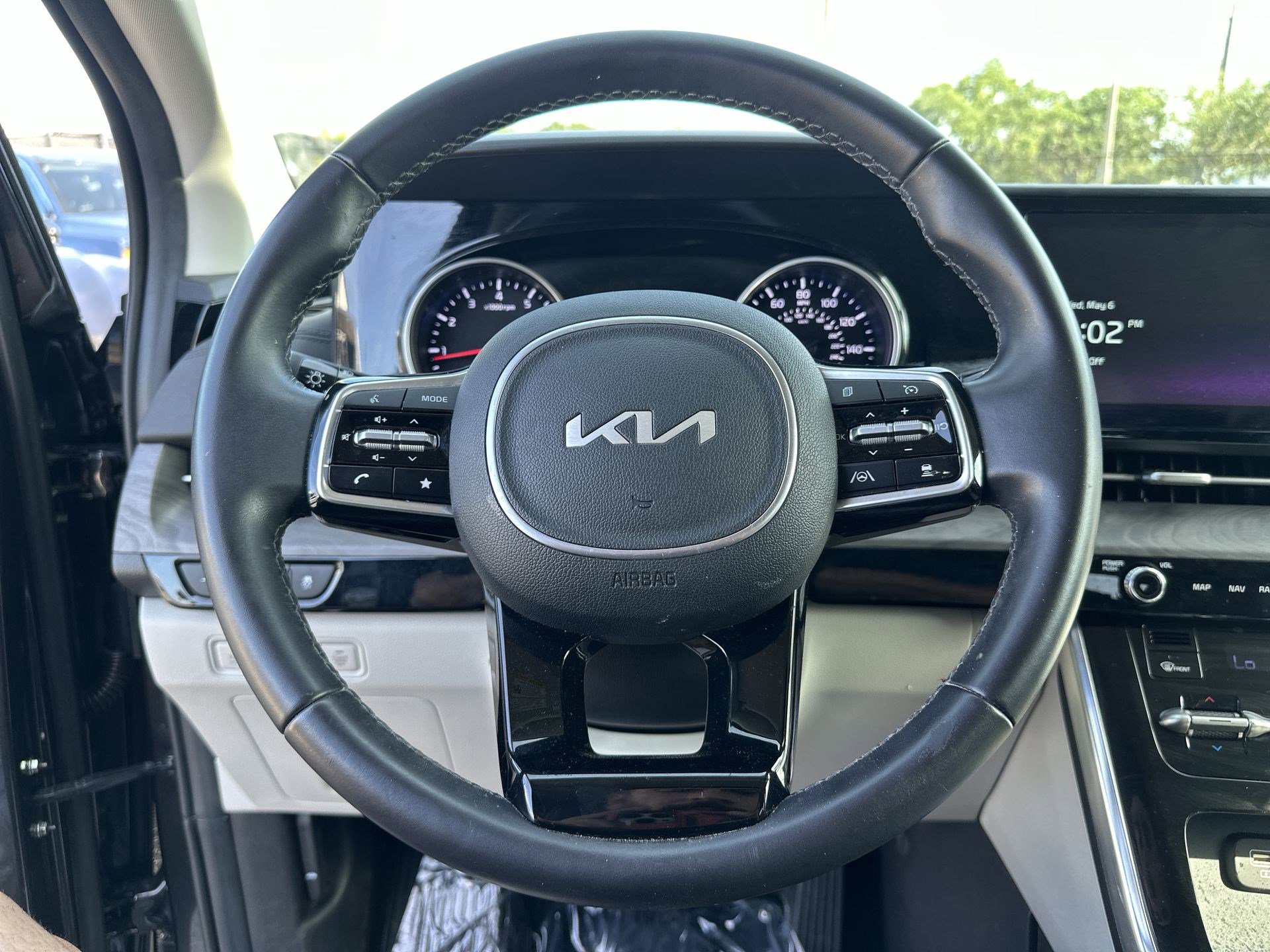 Used 2024 Kia Carnival EX FWD image 11