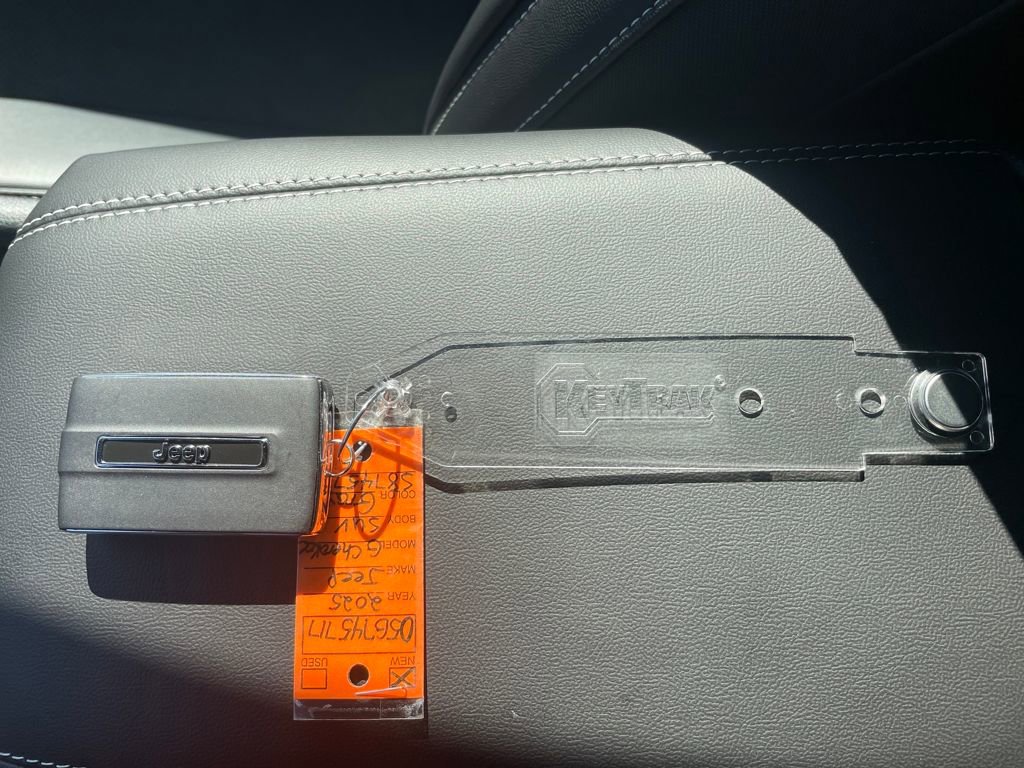 New 2025 Jeep Grand Cherokee L Laredo image 15