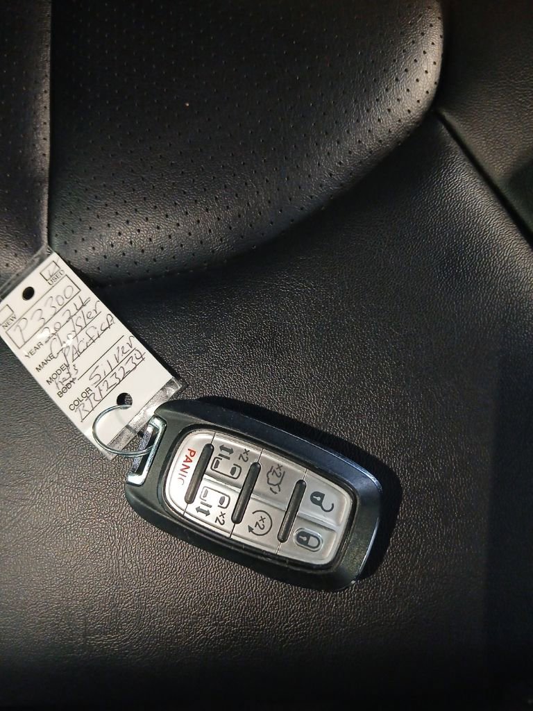 Used 2024 Chrysler Pacifica Touring-L FWD image 38