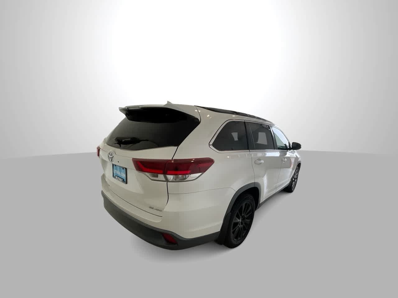 Used 2019 Toyota Highlander SE w/ Carpet Mat Package (TMS) AWD/4WD image 8
