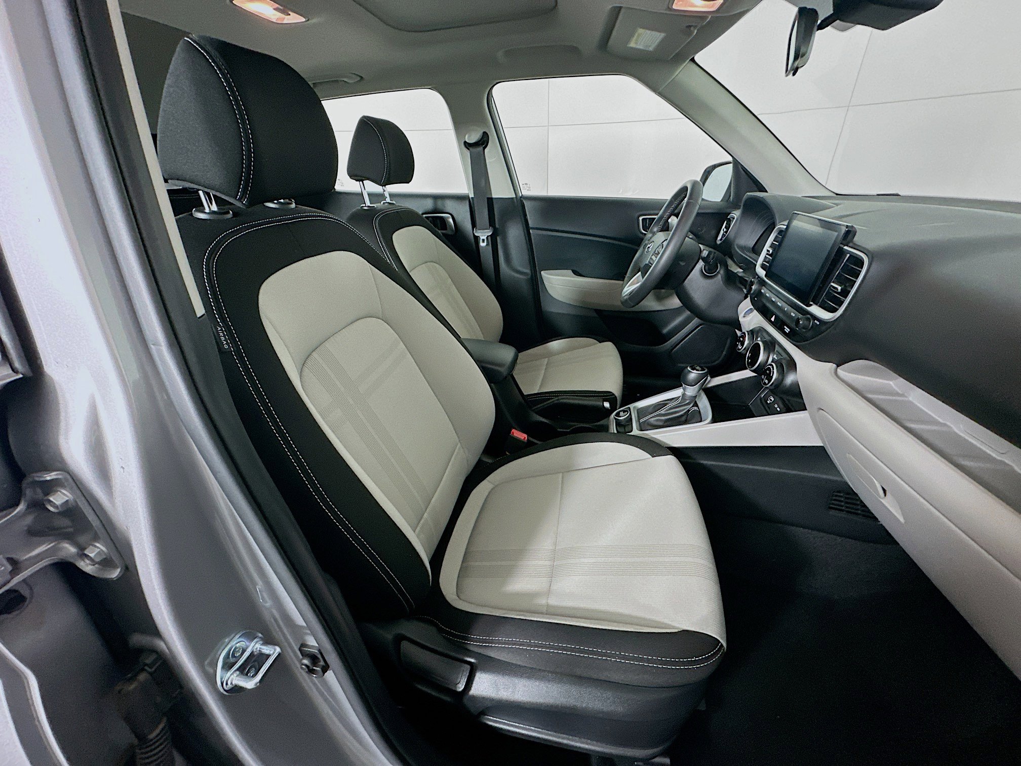 Used 2025 Hyundai Venue SEL image 30