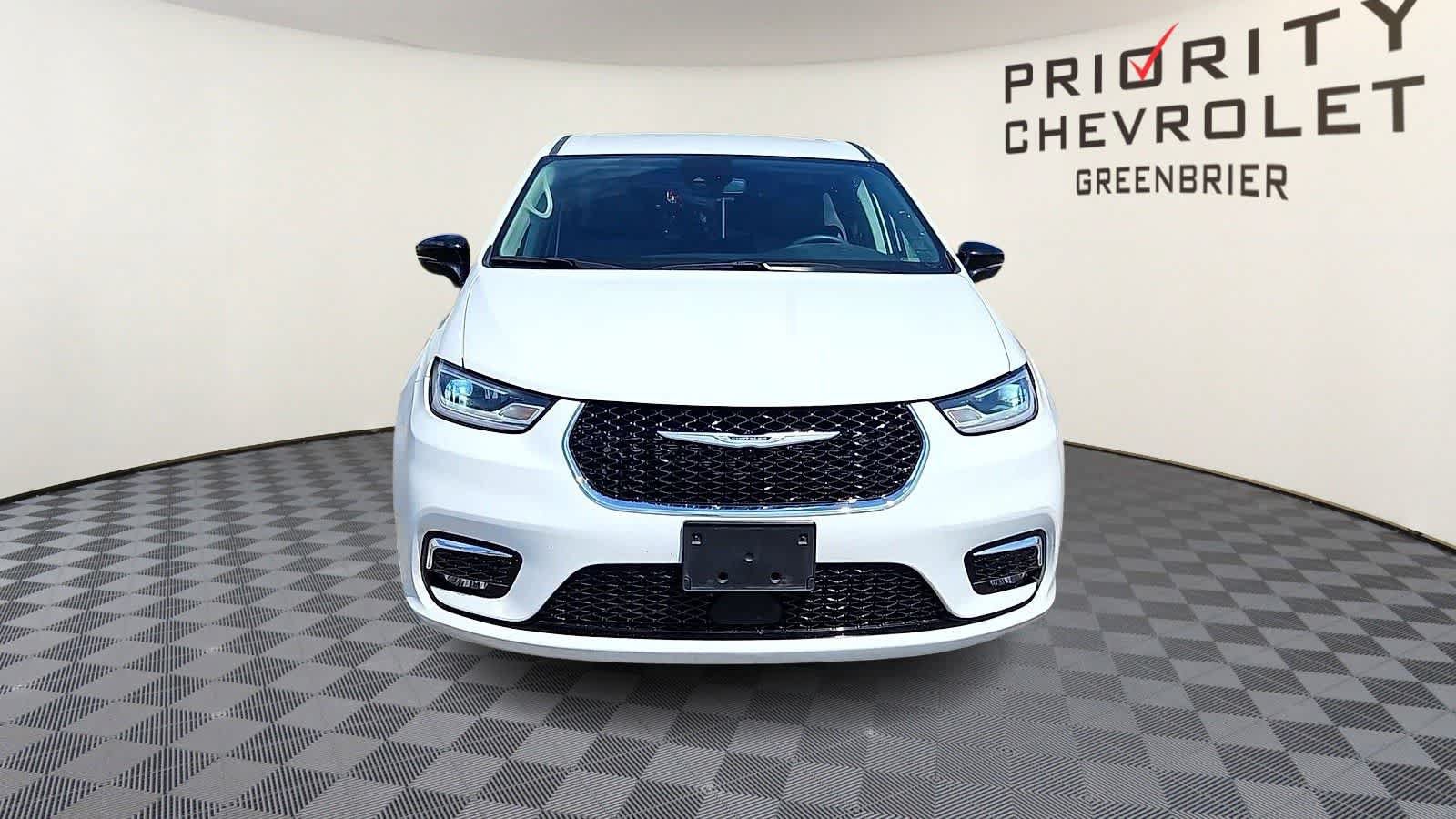 Used 2024 Chrysler Pacifica Touring-L FWD image 3