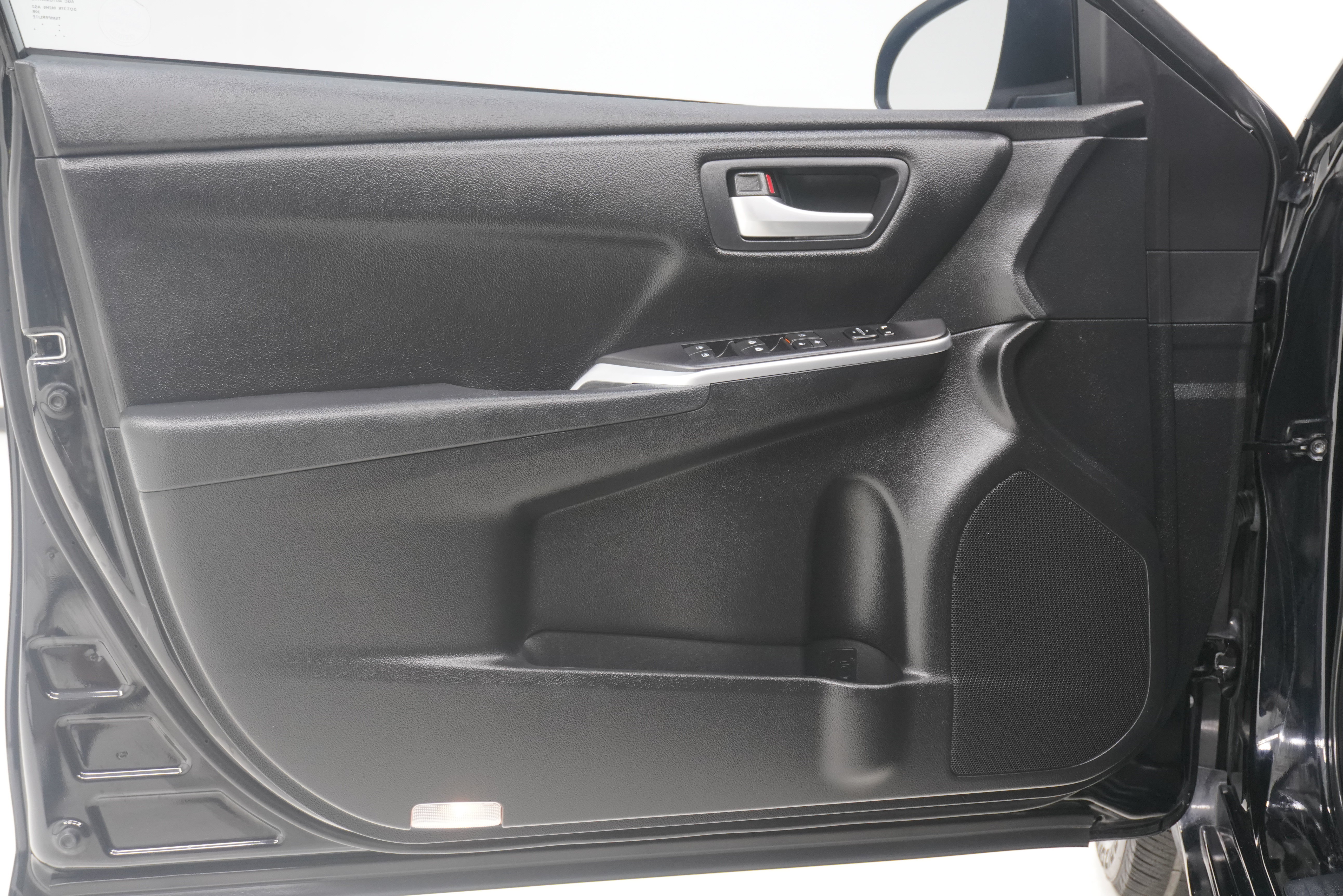 Used 2016 Toyota Camry SE FWD image 14