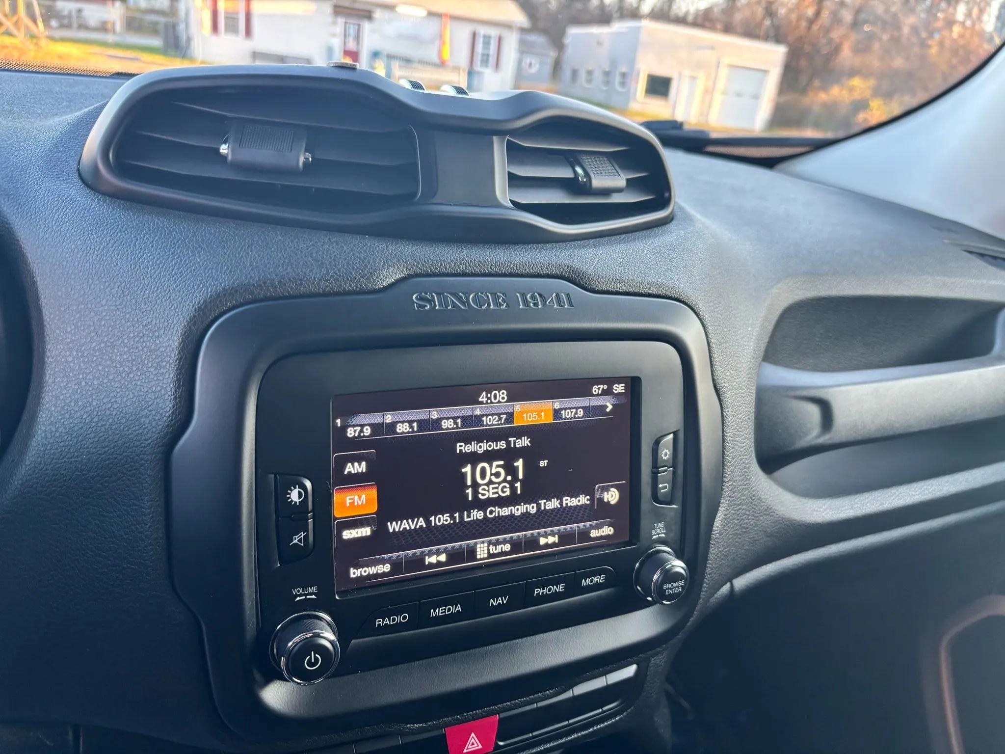 Used 2015 Jeep Renegade Latitude w/ Popular Equipment Group image 23