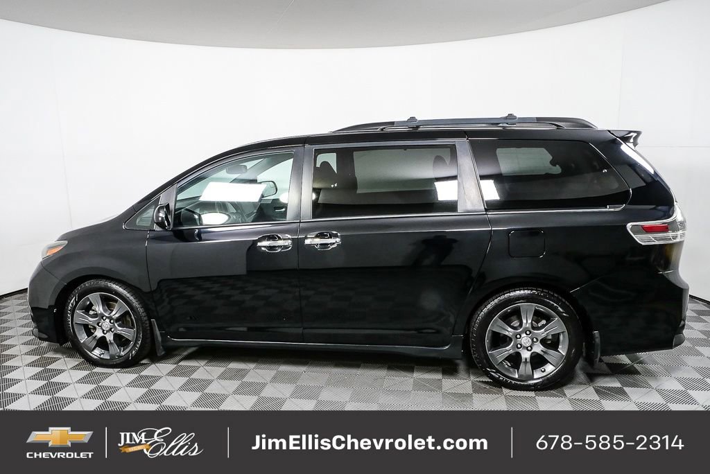 Used 2016 Toyota Sienna SE image 2