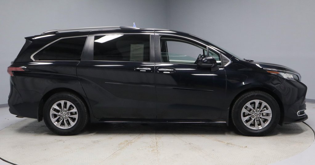 Used 2022 Toyota Sienna XLE image 7