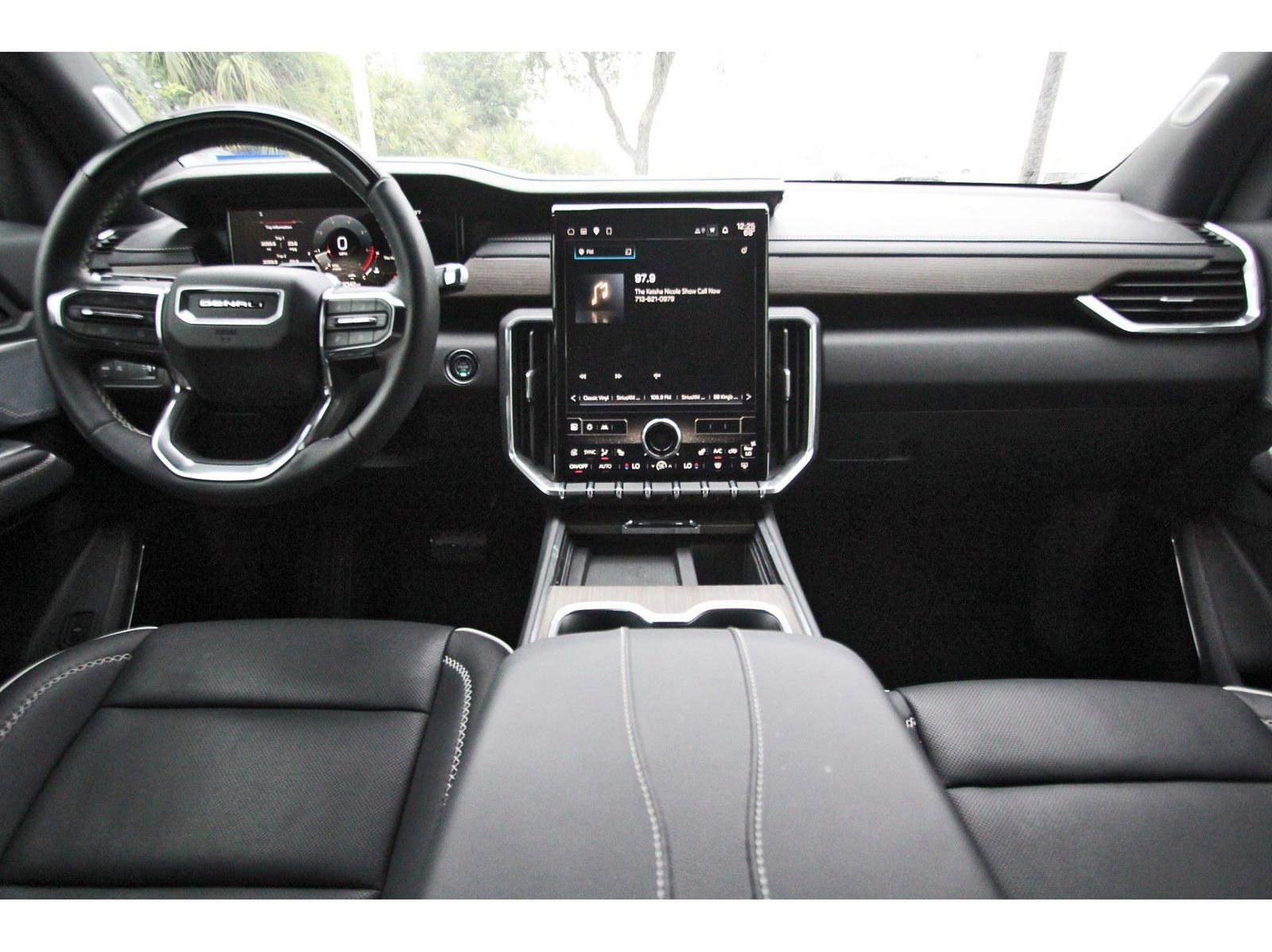 Used 2025 GMC Acadia Denali w/ Super Cruise Package FWD image 9
