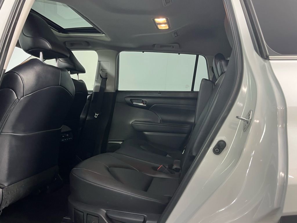 Used 2025 Toyota Highlander XLE image 17