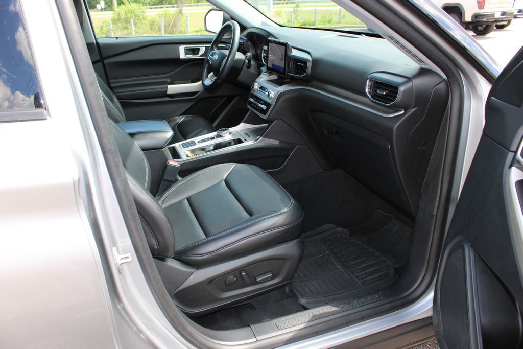 Used 2021 Ford Explorer XLT w/ Equipment Group 202A RWD image 6