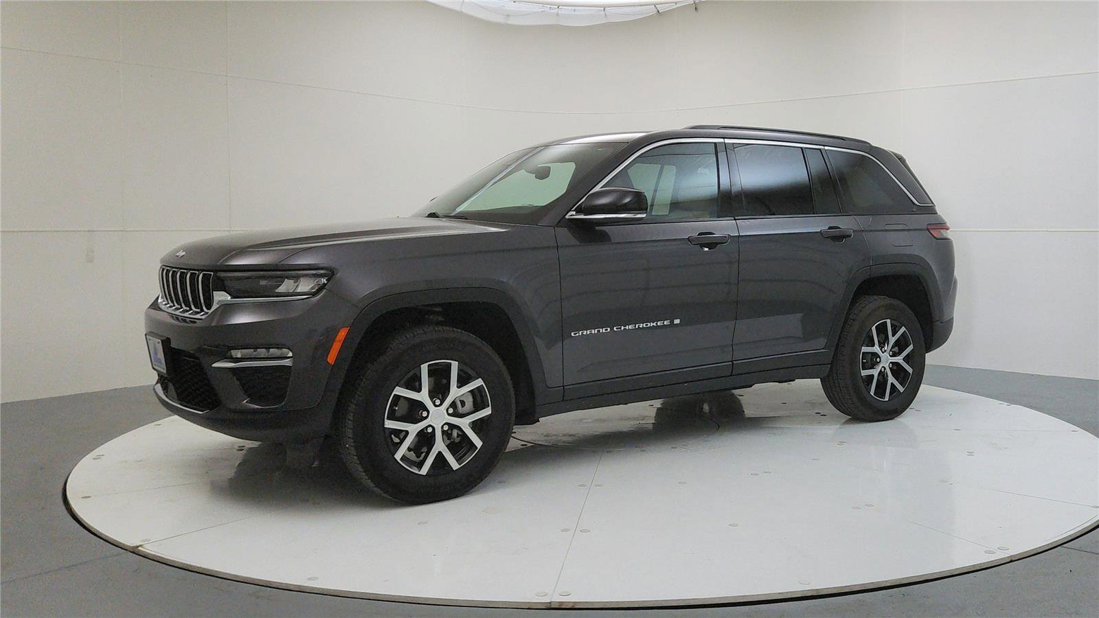 Used 2024 Jeep Grand Cherokee Limited image 3
