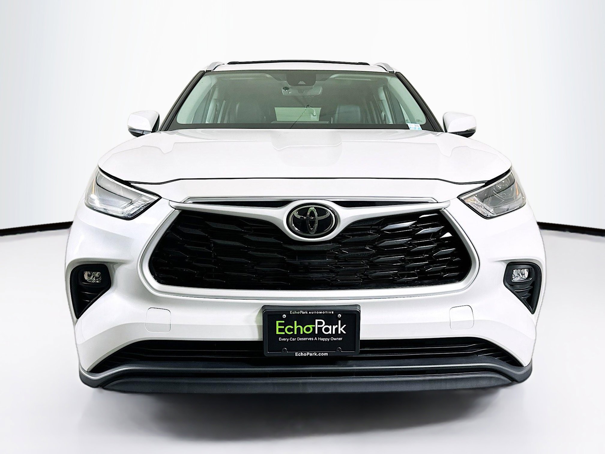 Used 2024 Toyota Highlander XLE image 2