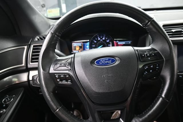 Used 2019 Ford Explorer XLT w/ Equipment Group 202A AWD/4WD image 8