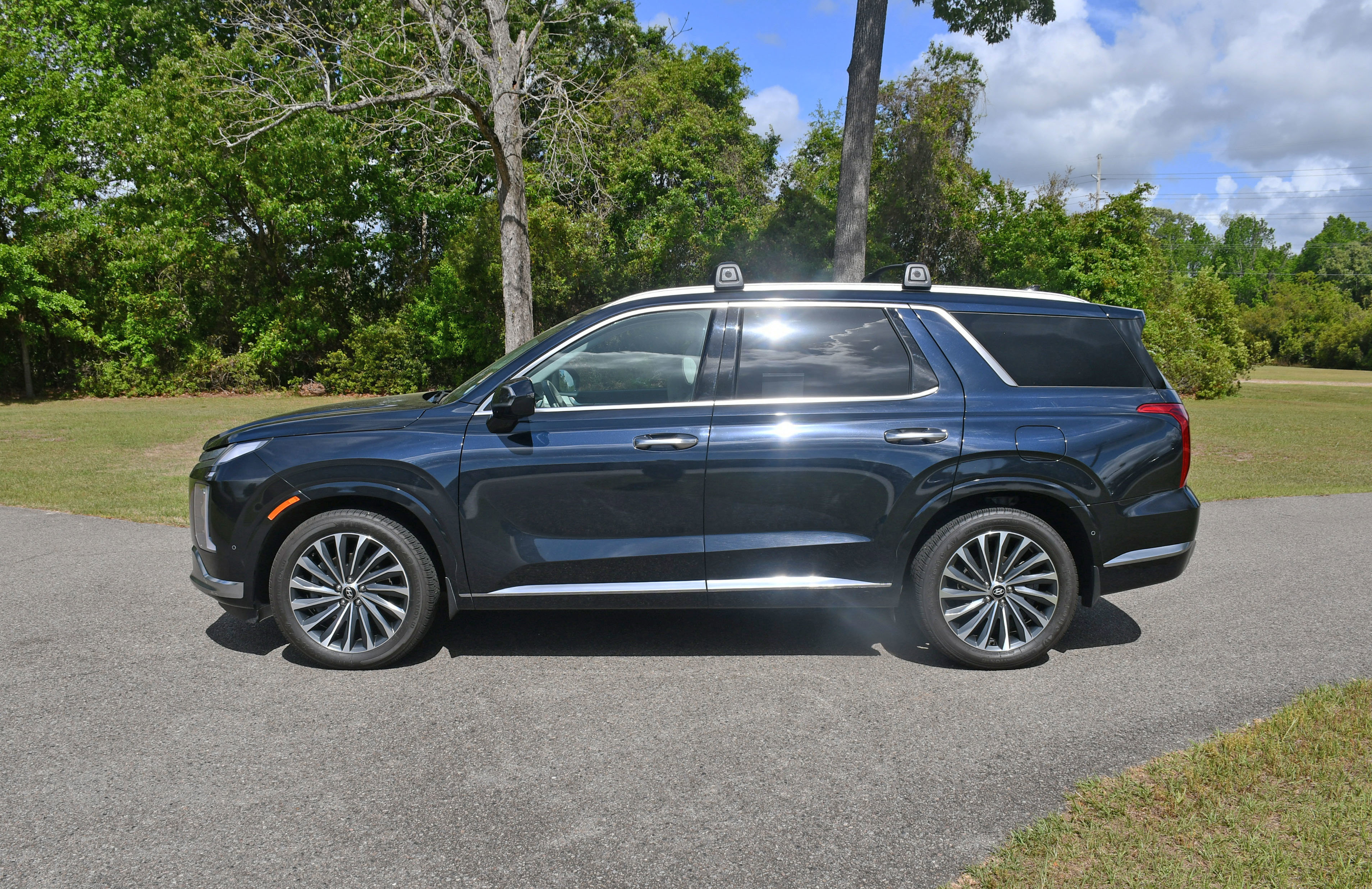 Used 2023 Hyundai Palisade Calligraphy image 2