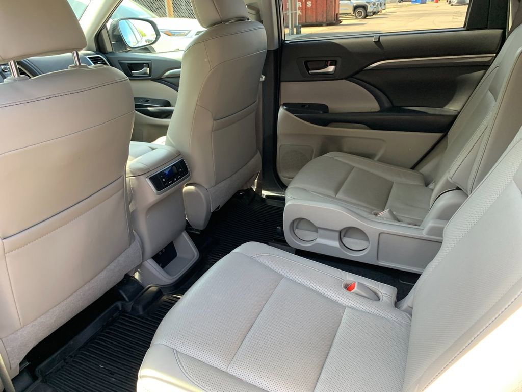 Used 2019 Toyota Highlander Limited image 14