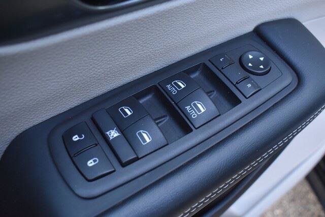 Used 2024 Chrysler Pacifica Touring-L FWD image 23