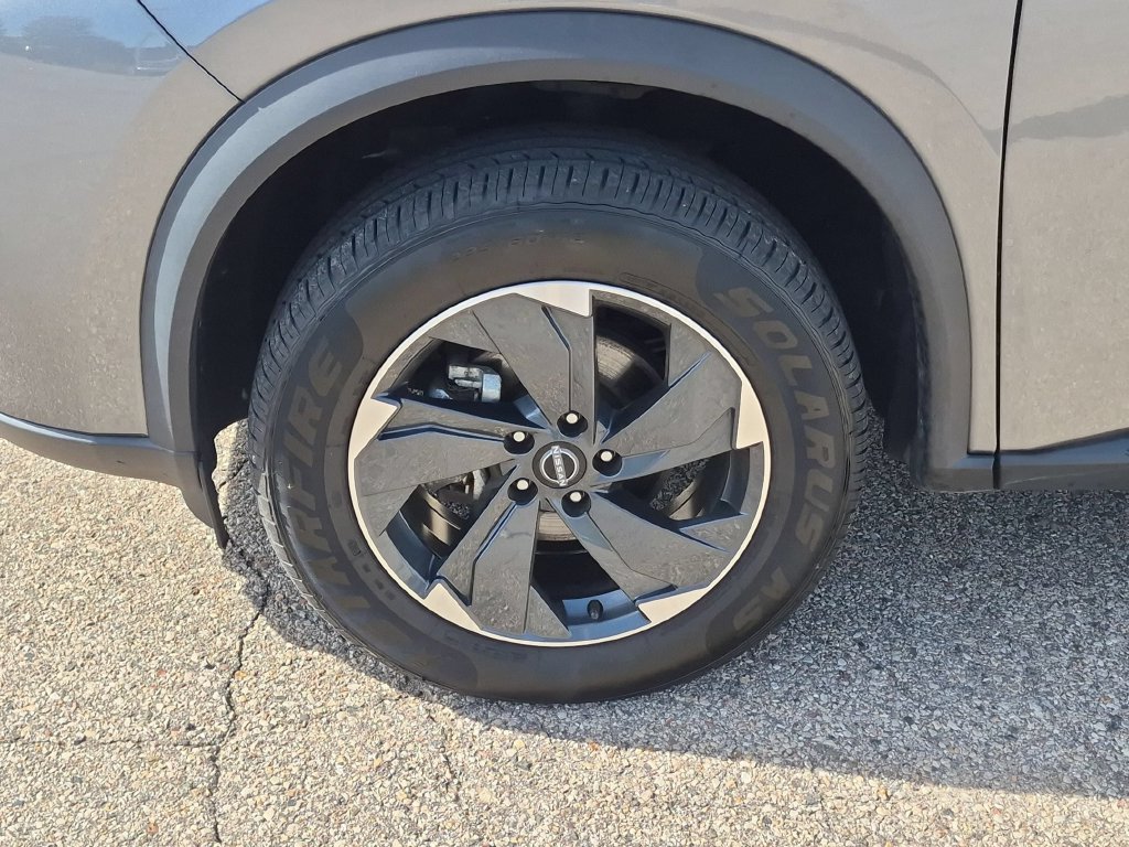 Used 2024 Nissan Rogue SV AWD/4WD image 11