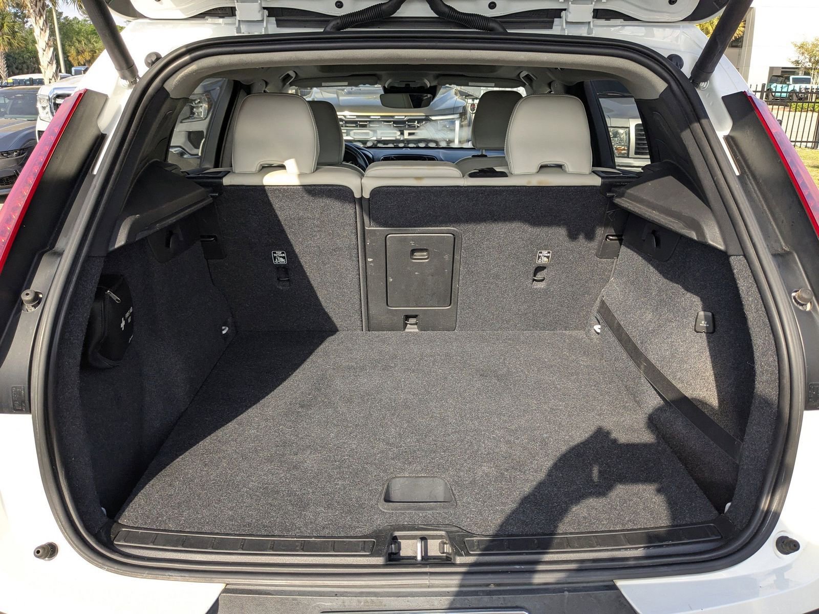 Used 2019 Volvo XC40 T5 Momentum image 13