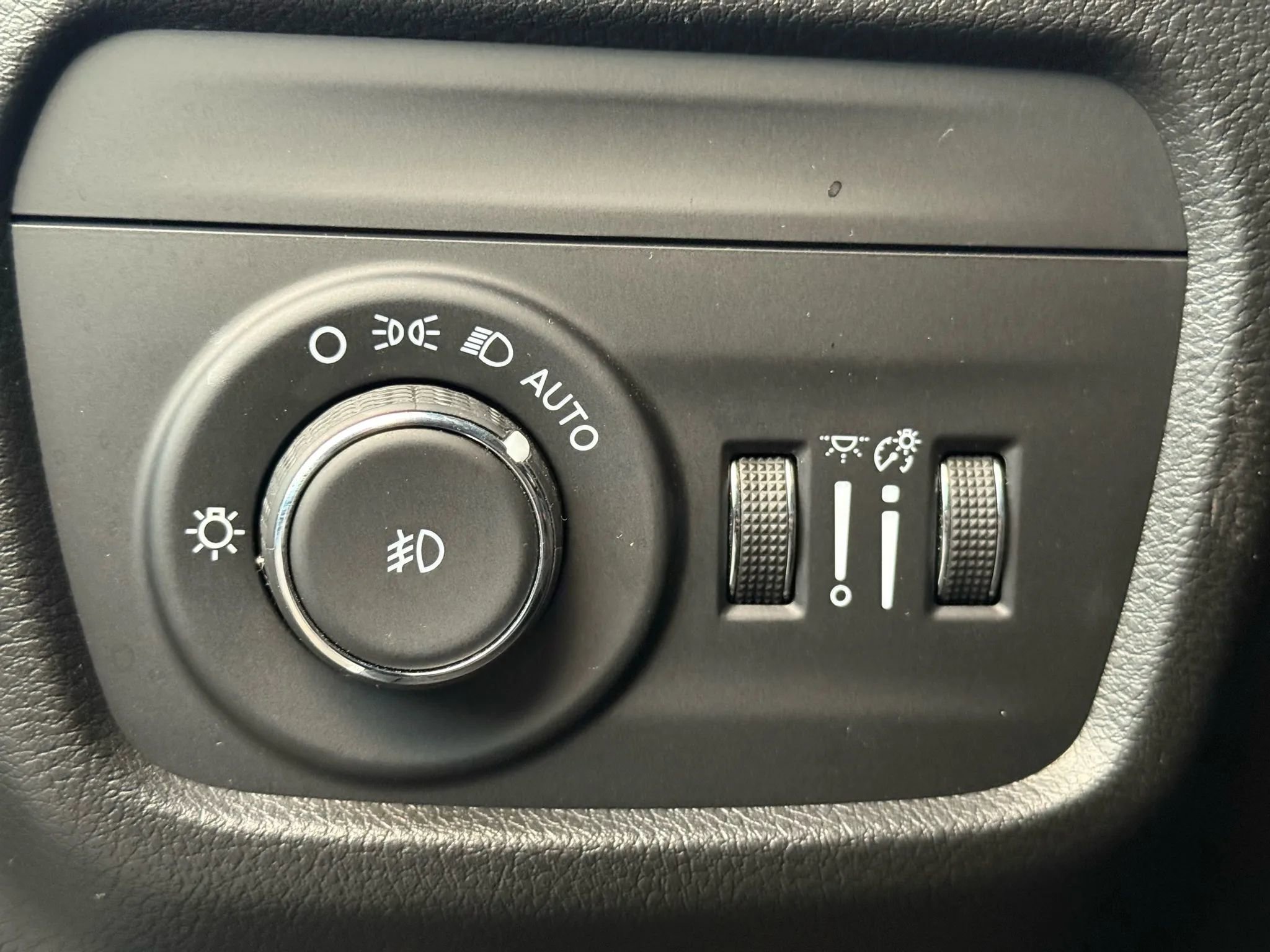 Used 2023 Jeep Grand Cherokee Limited w/ Luxury Tech Group II image 12