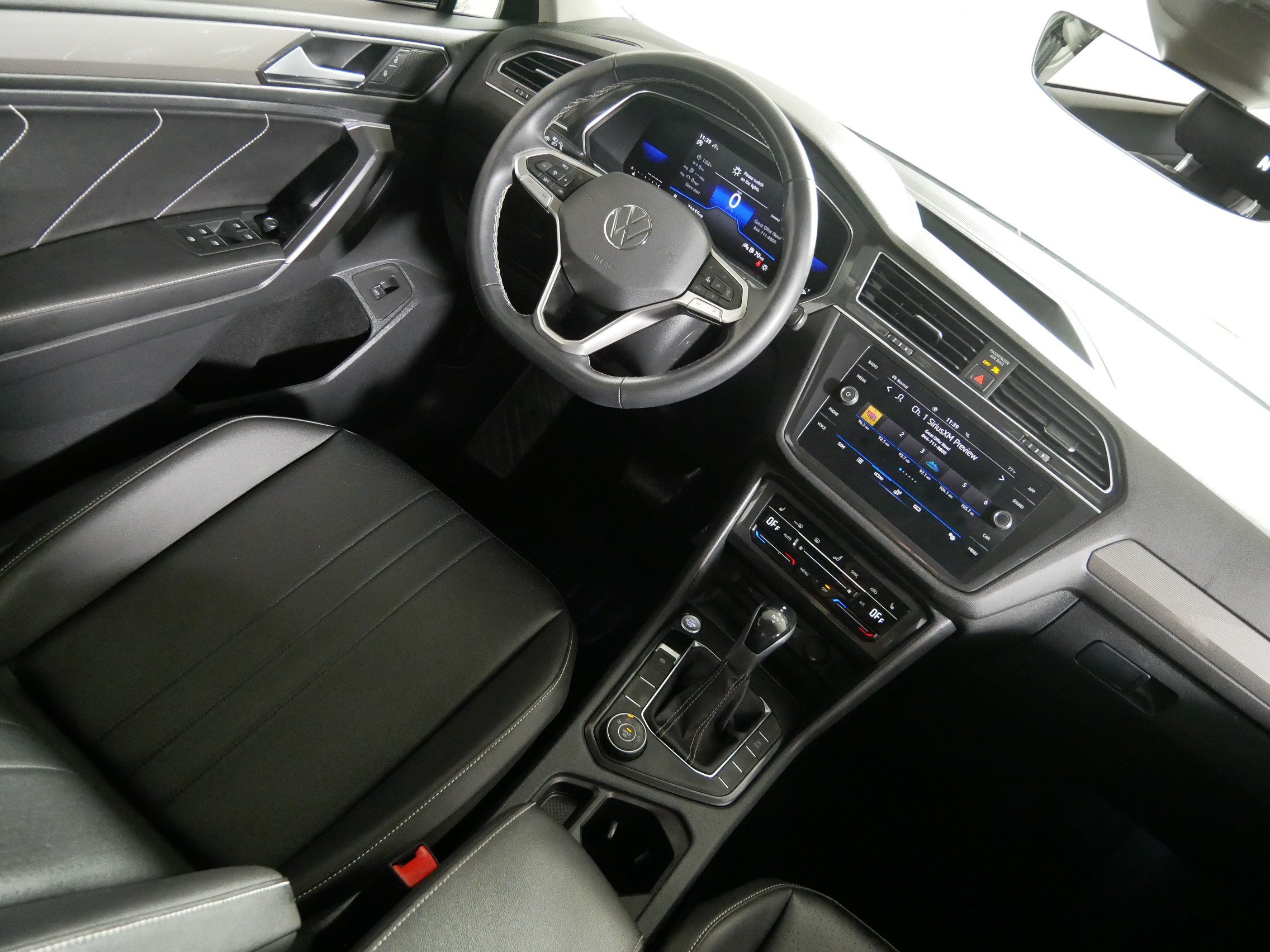 Used 2022 Volkswagen Tiguan SE AWD/4WD image 9