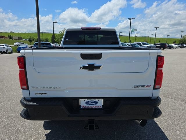 Used 2025 Chevrolet Silverado 2500 ZR2 w/ Technology Package AWD/4WD image 4