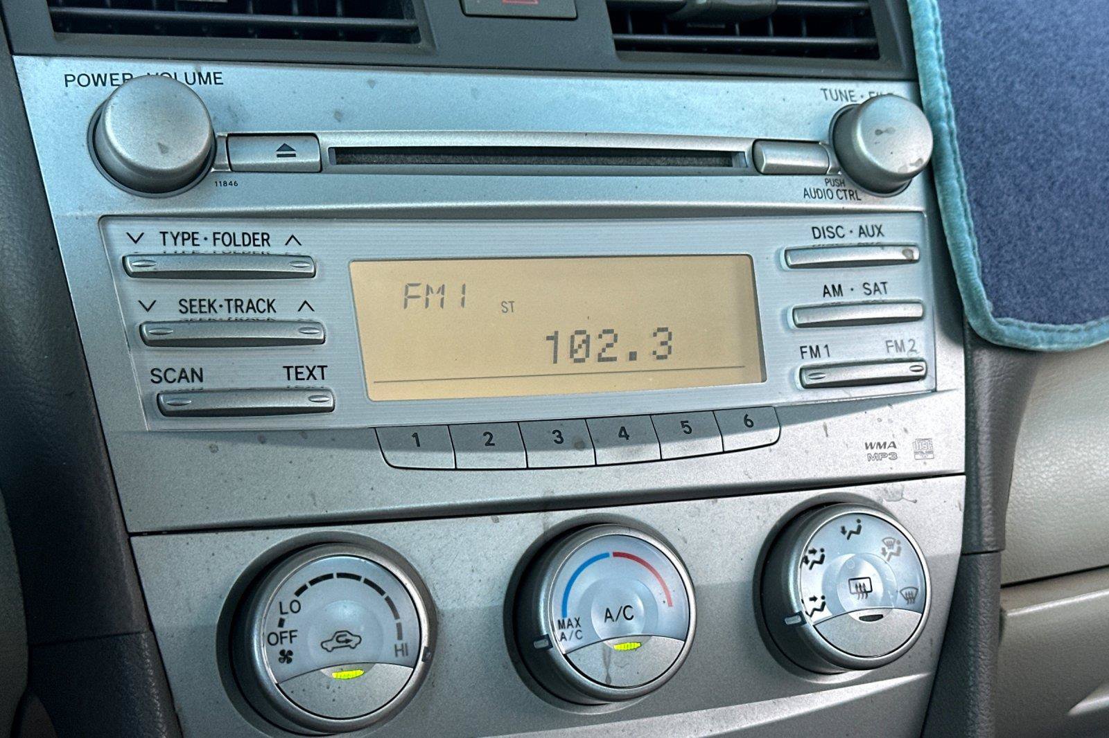 Used 2010 Toyota Camry LE FWD image 16