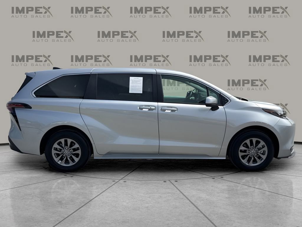 Used 2025 Toyota Sienna LE FWD image 6