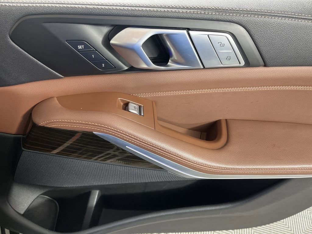 Used 2022 BMW X7 xDrive40i w/ Parking Assistance Package image 26