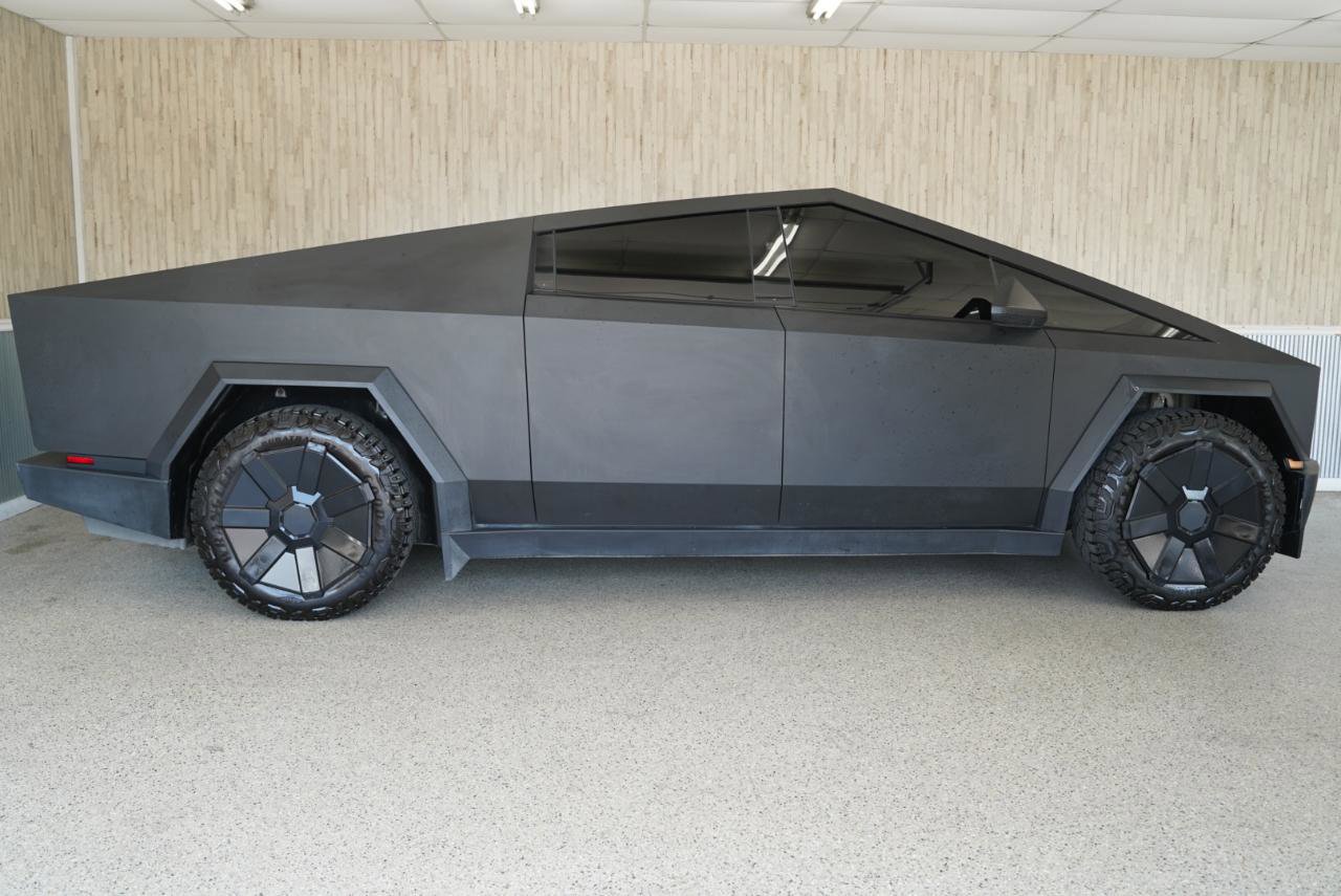 Used 2024 Tesla Cybertruck AWD Crew Cab image 5
