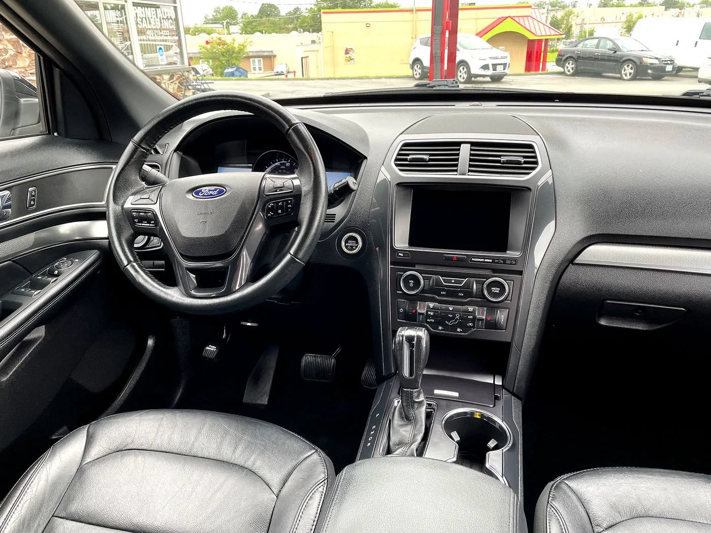 Used 2018 Ford Explorer XLT w/ Equipment Group 202A AWD/4WD image 15
