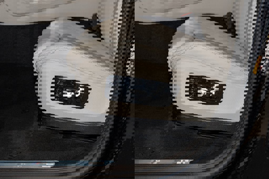 New 2026 BMW X5 xDrive50e w/ M Sport Package image 16