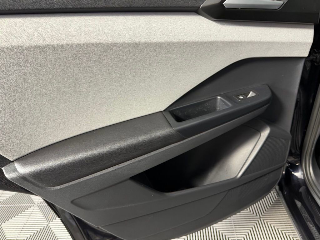 Used 2023 Volkswagen Taos SE w/ Black Wheel Package image 26