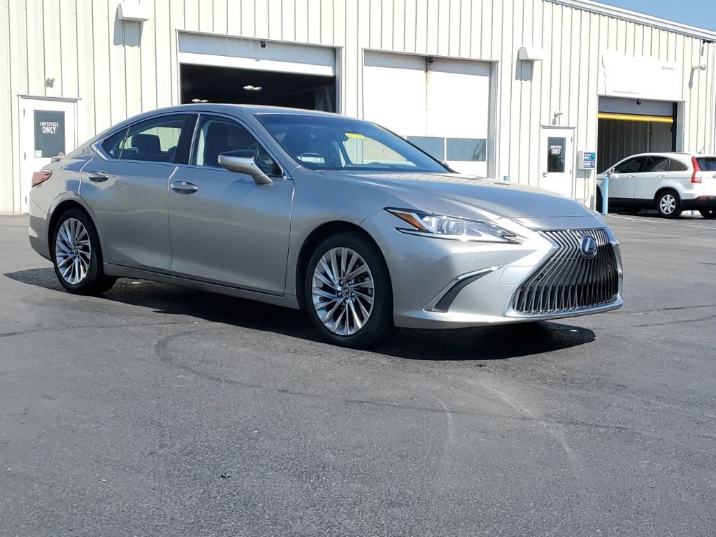 Used 2019 Lexus ES 300h w/ Luxury Package