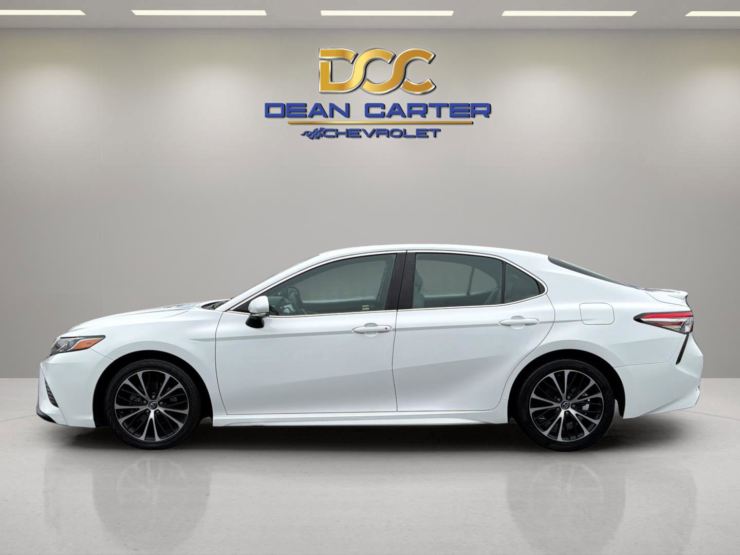 Used 2018 Toyota Camry SE w/ Convenience Package FWD image 2