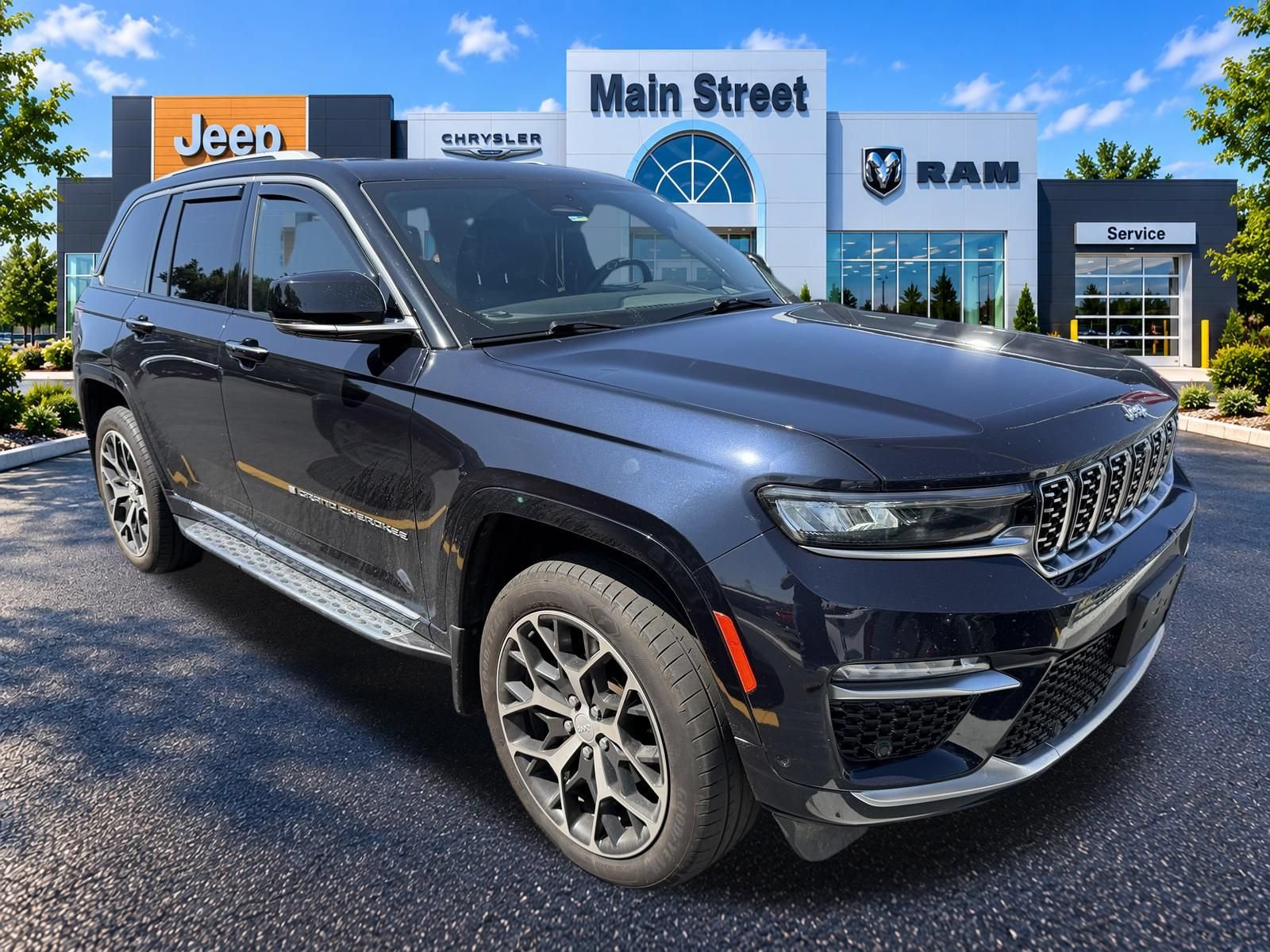 Used 2023 Jeep Grand Cherokee Summit AWD/4WD image 5