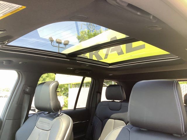 New 2023 Jeep Grand Cherokee Overland w/ Luxury Tech Group IV AWD/4WD image 22