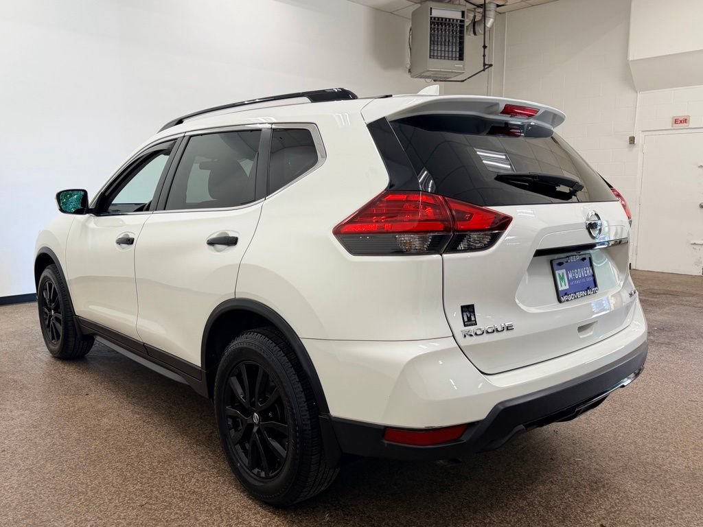 Used 2017 Nissan Rogue SV AWD/4WD image 3