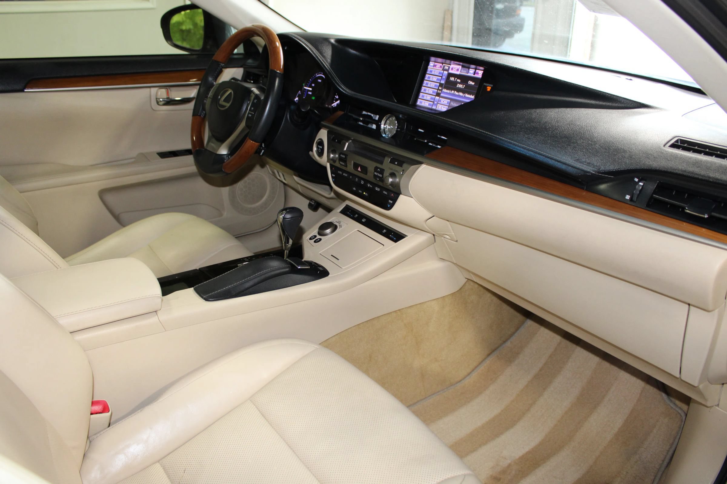Used 2013 Lexus ES 300h w/ Luxury Pkg FWD image 34