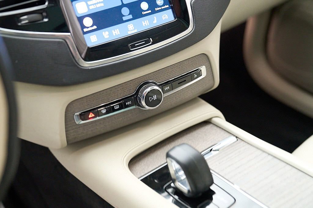 Certified 2023 Volvo XC90 T8 Plus w/ Protection Package Premier AWD/4WD image 18