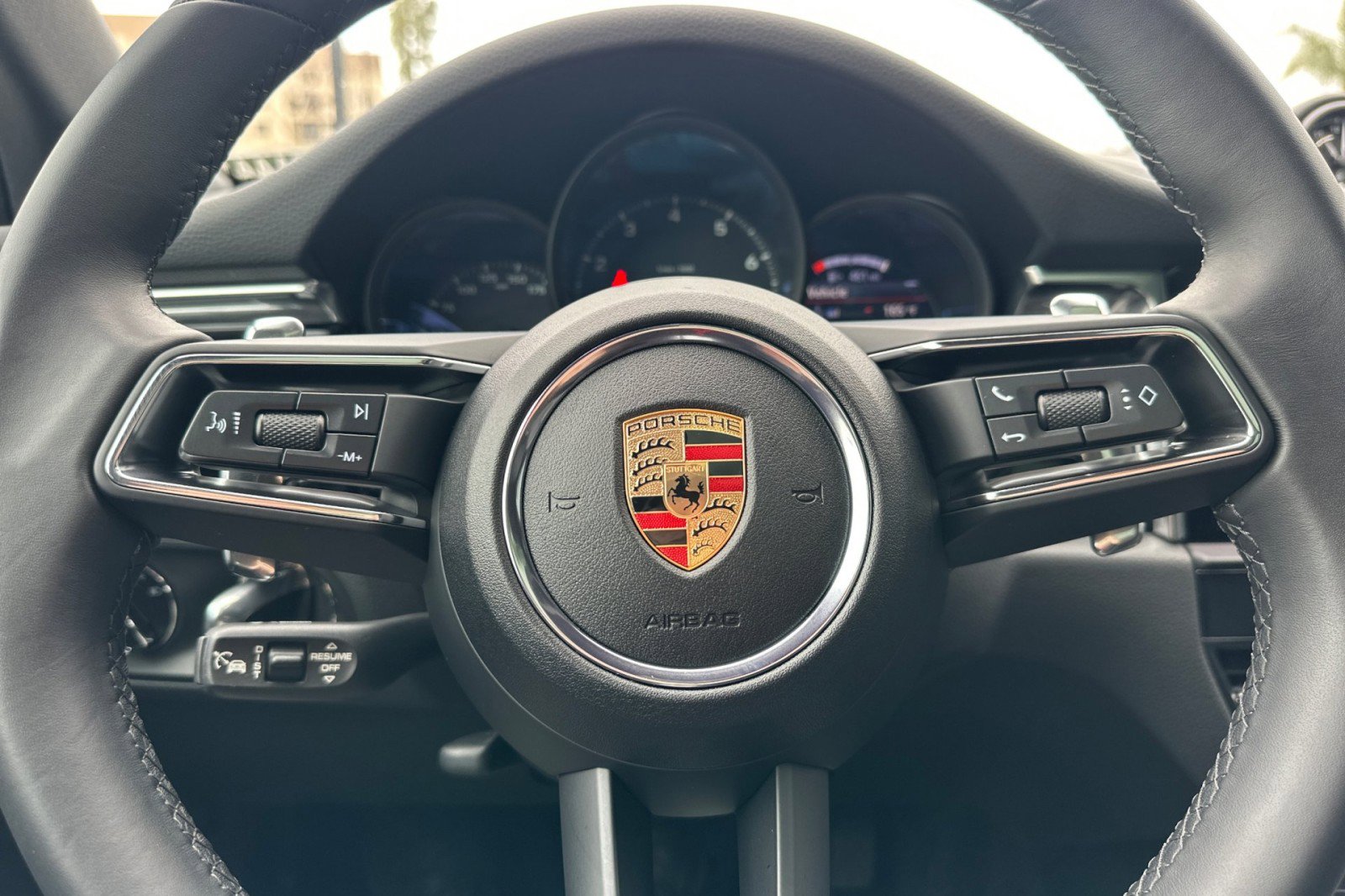 Used 2025 Porsche Macan image 24