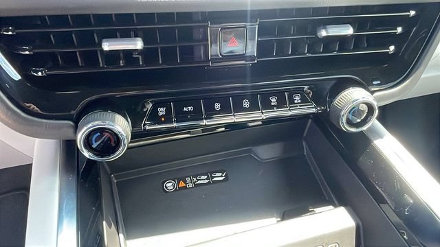Used 2026 Chevrolet Suburban Premier AWD/4WD image 17