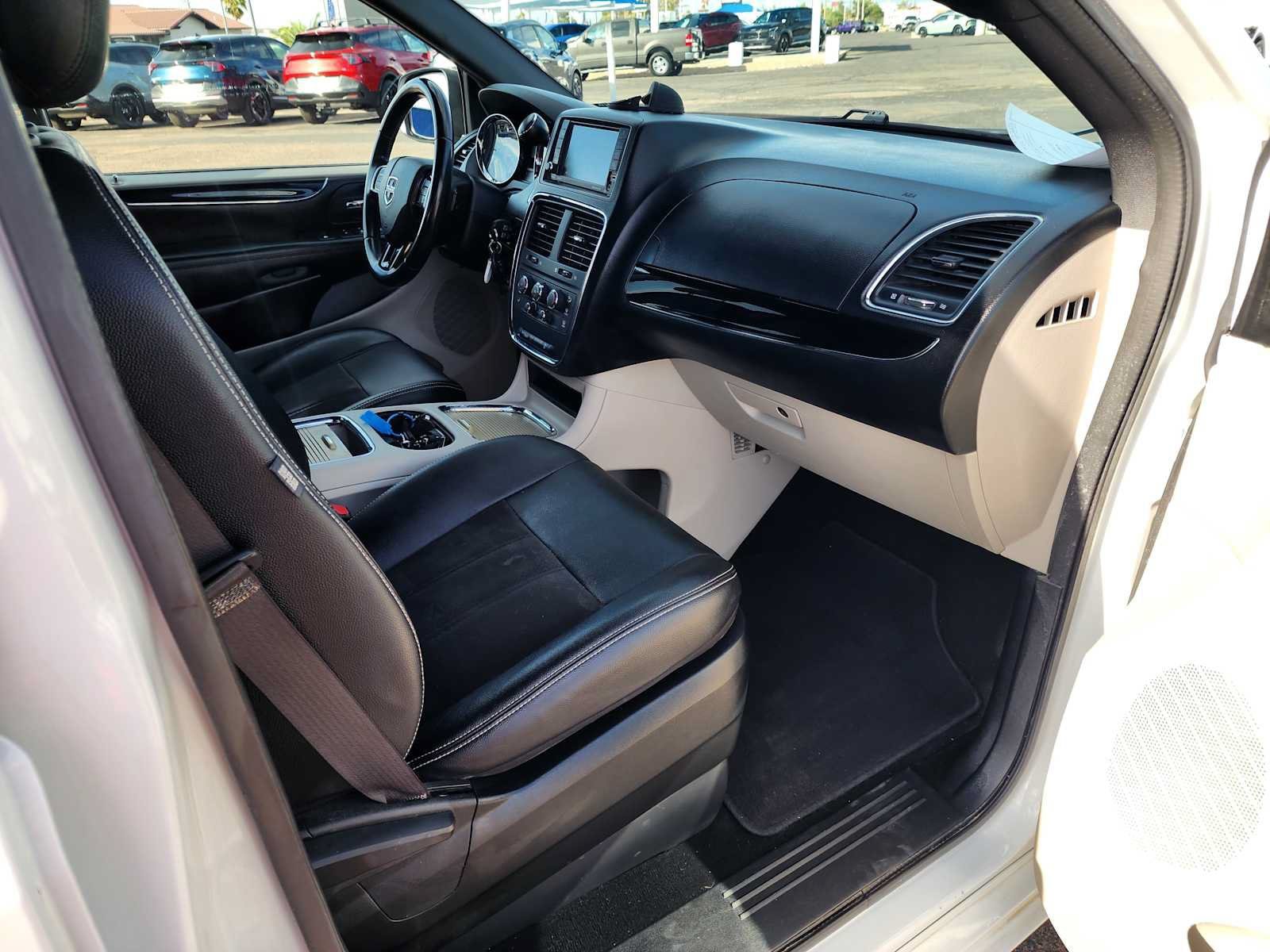 Used 2020 Dodge Grand Caravan SXT FWD image 12