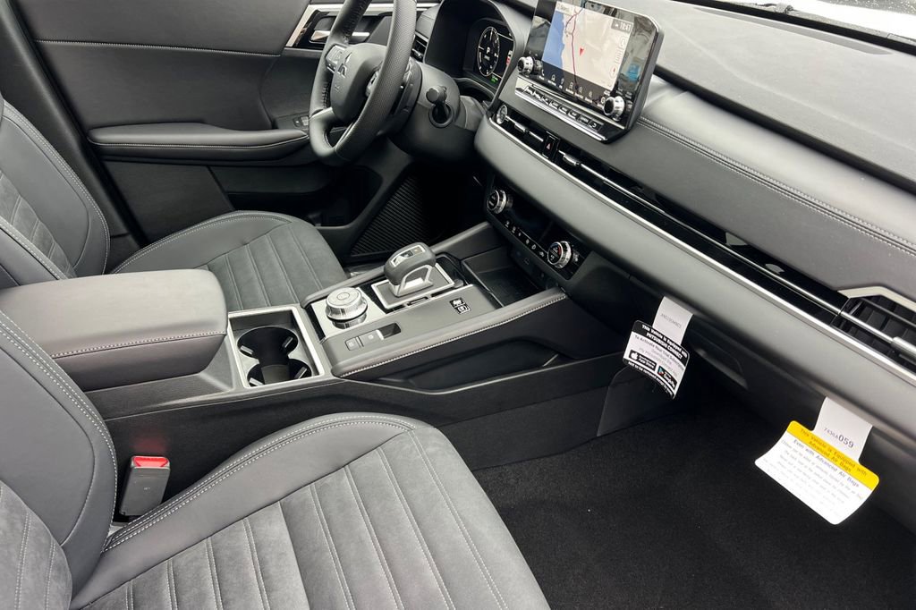 New 2025 Mitsubishi Outlander SE image 17