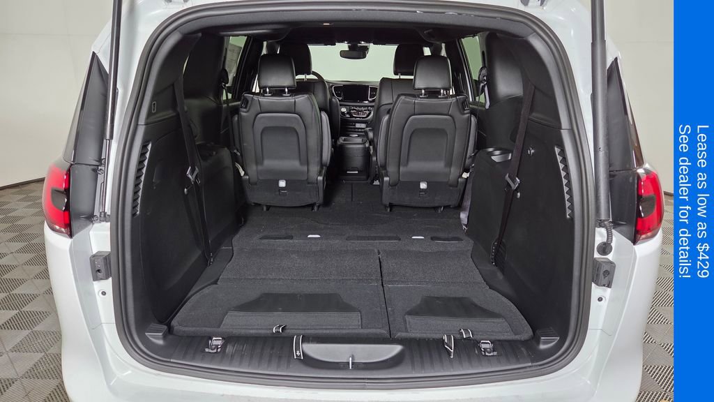 New 2025 Chrysler Pacifica Select w/ Fav Edition Package FWD image 11