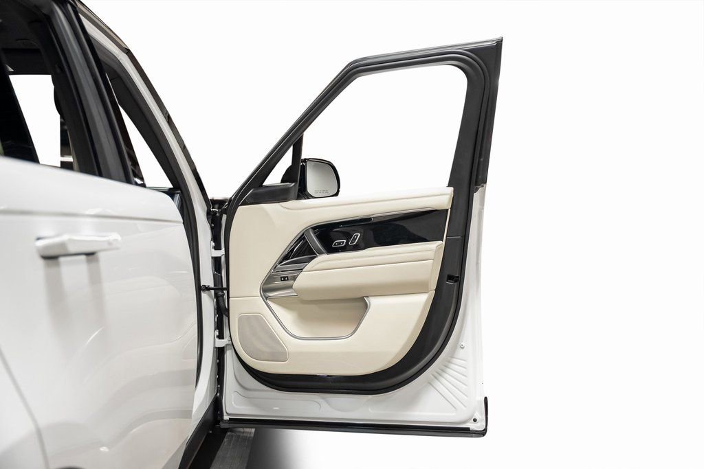 Used 2025 Land Rover Range Rover SE image 49