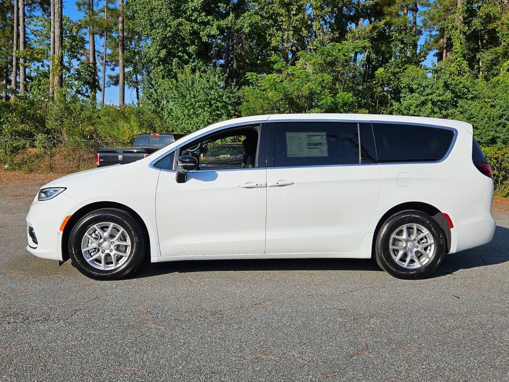 New 2026 Chrysler Pacifica Select image 4
