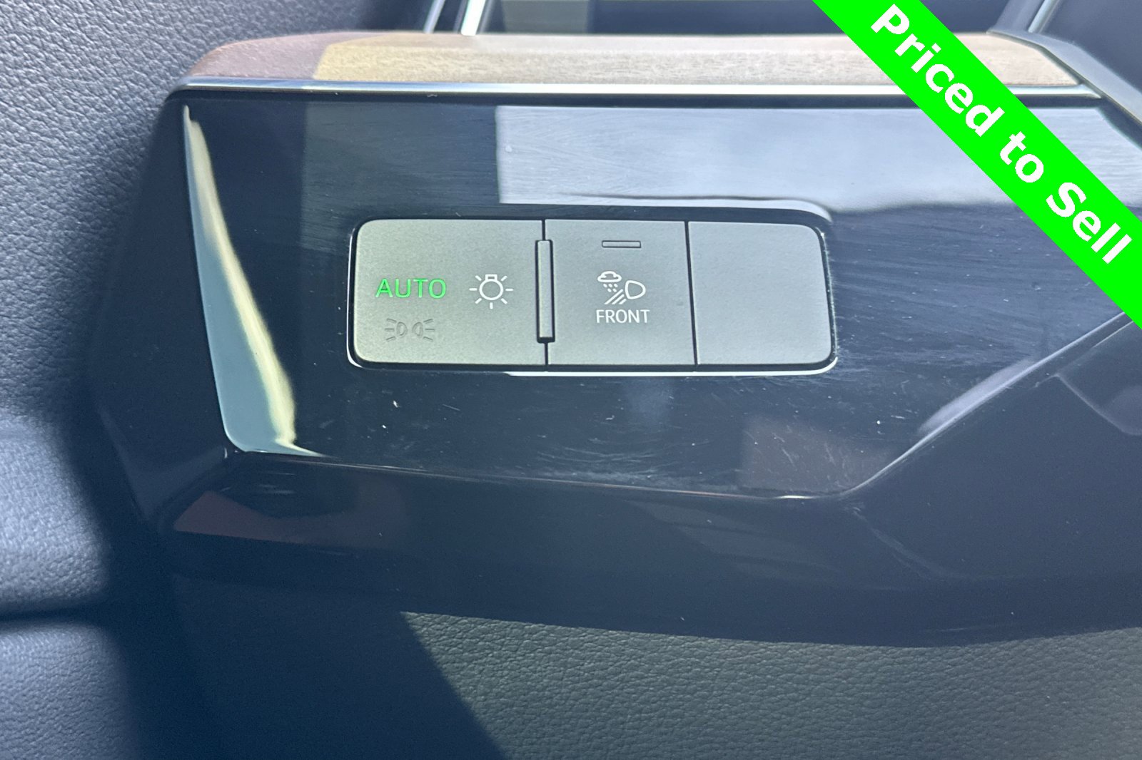 Used 2024 Audi Q8 e-tron Premium image 35