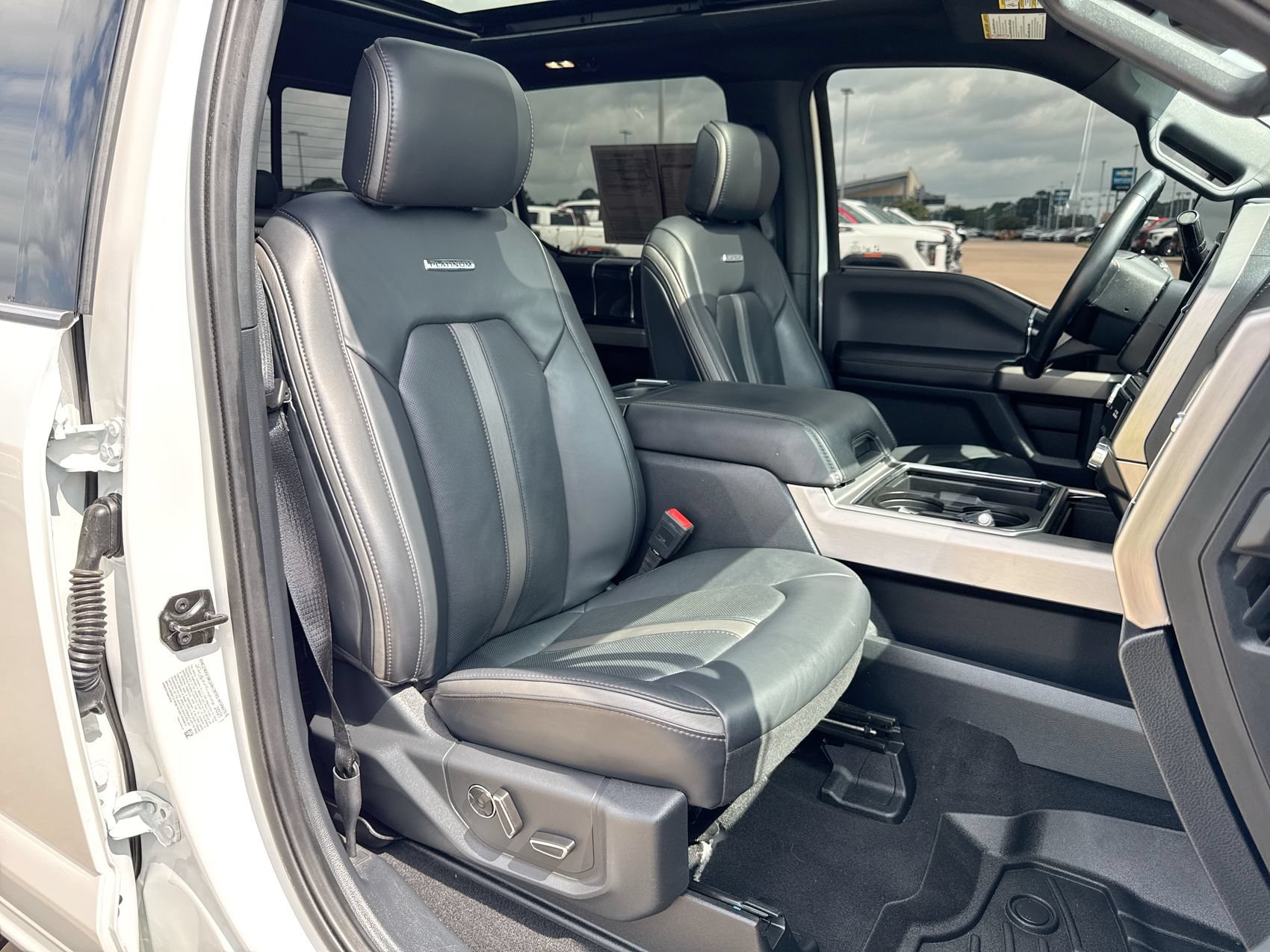 Used 2022 Ford F250 Platinum w/ FX4 Off-Road Package AWD/4WD image 26