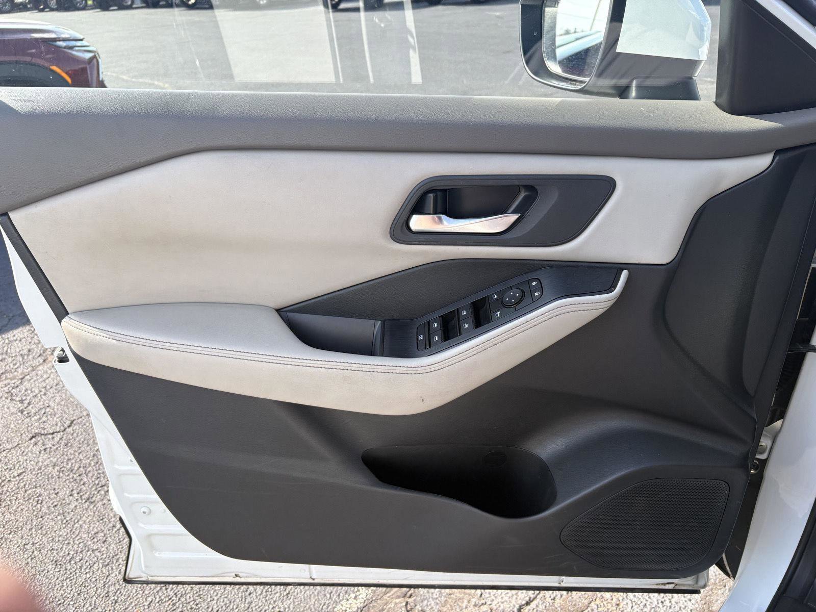 Used 2024 Nissan Rogue SV image 3