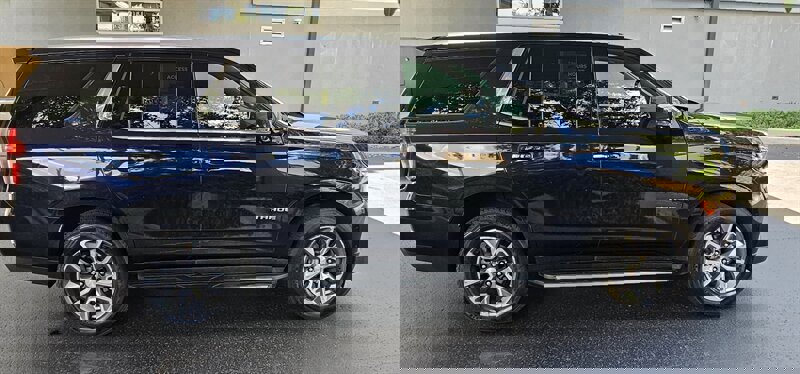Used 2023 Chevrolet Tahoe LT w/ Luxury Package AWD/4WD image 3